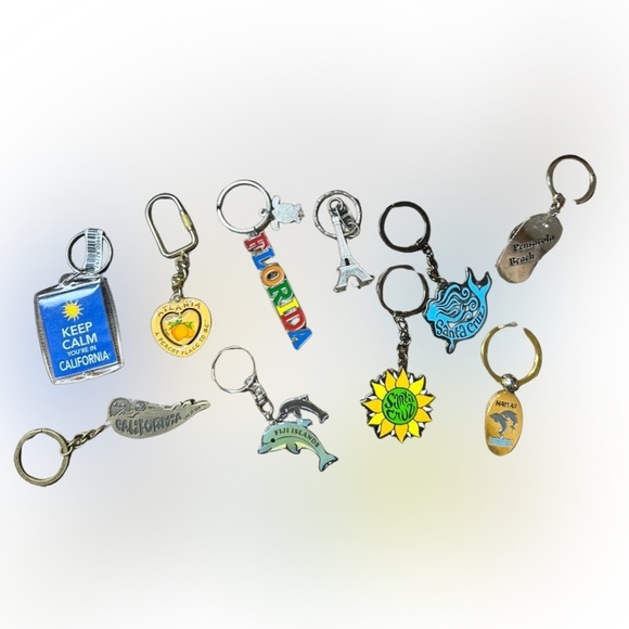 Ten Travel KeyChains (Used - Good Condition) 🌴🐬✨ - Picture 3 of 7